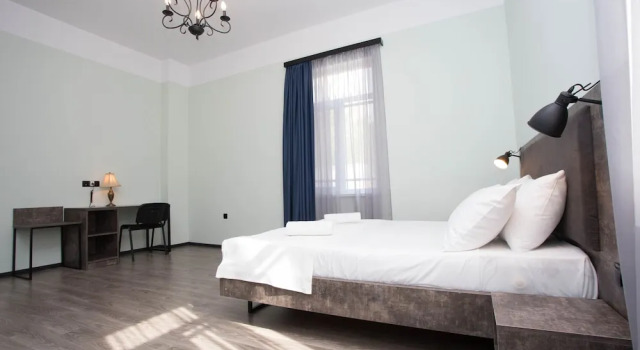 Tbilisi Blue Doors Hostel & Hotel, Забронировать Хостел Чугурети Тбилиси, рядом с Концертный зал Тбилиси