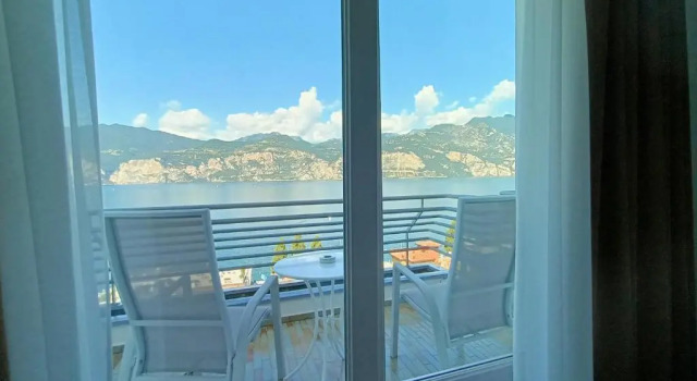Трёхместный номер Superior с балконом и с видом на озеро Hotel Capri