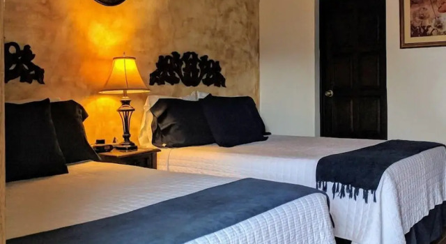 Четырёхместный номер Standard с балконом и с видом на город Hotel Posada de la Luna