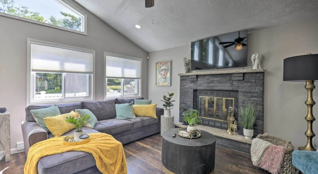 Коттедж Fire Pit + Furnished Deck: Serene Tobyhanna Escape