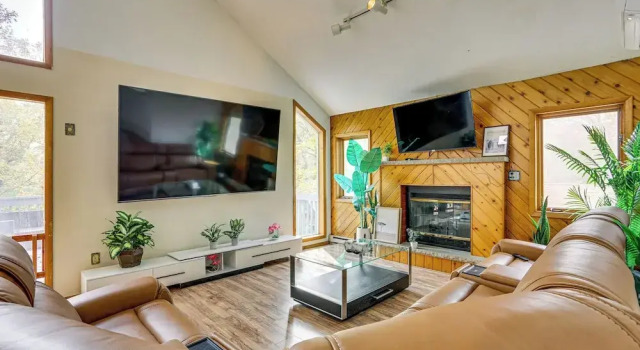 Коттедж Luxury Home w/ Game Room, 4 Mi to Bushkill Falls!