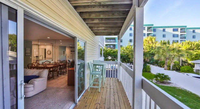 100 steps to Indian Rocks Beach, ocean side, 2 bedroom updated condo