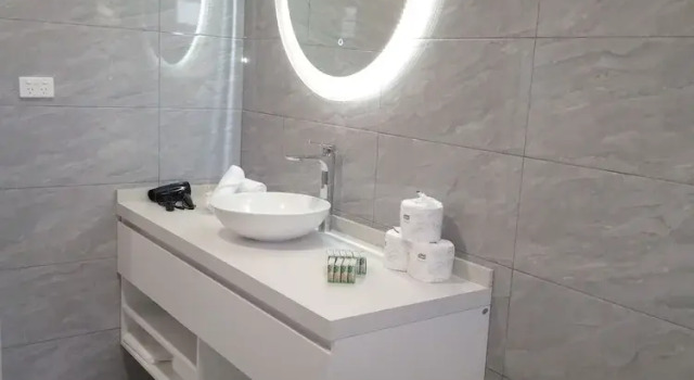 Семейный люкс с 2 комнатами с балконом и с видом на бассейн Hibiscus Suites And Residences