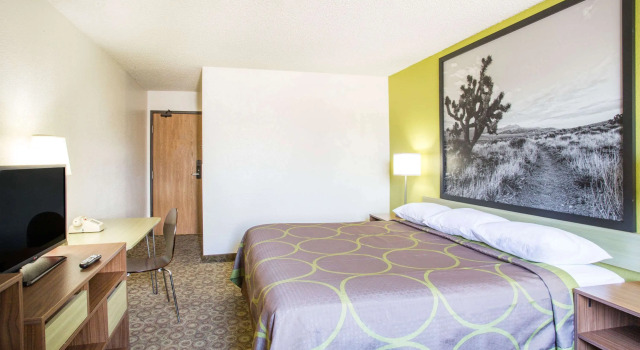 Super 8 by Wyndham Kingman