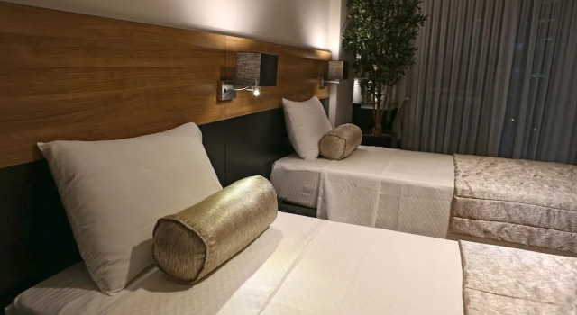 Standardowy trzyosobowy rodzinny pokój 1 sypialnia i balkonem Kalevera Hotel