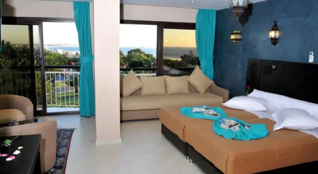 Студия с балконом и с красивым видом из окна Suite Hotel Tilila