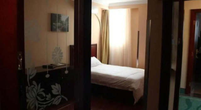 Двухместный номер Standard GreenTree Inn ZhenJiang Jurong New Bus Station Express Hotel