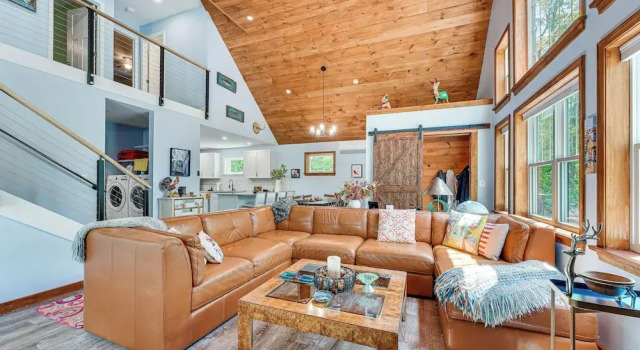 Near Hiking Trails & Ski Resorts: Killington Home!, Забронировать Дом для отпуска Коттеджи Киллингтон, Коттедж