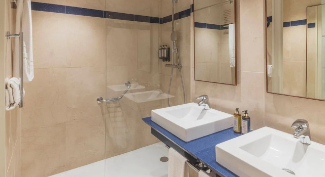 Трёхместный номер Deluxe Eurostars Hotel de la Reconquista