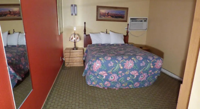 Апартаменты Coronada Inn & Suites