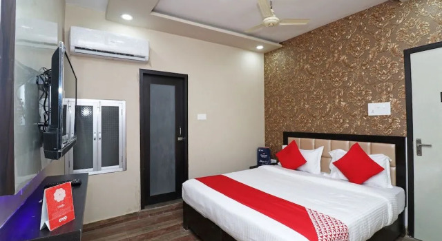 OYO 23139 Natraj Inn, Забронировать Отель Варанаси штат Уттар-Прадеш