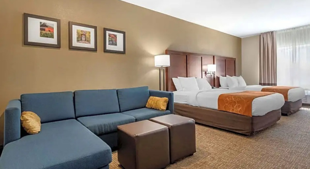 Шестиместный номер Standard Comfort Suites Auburn near I-69