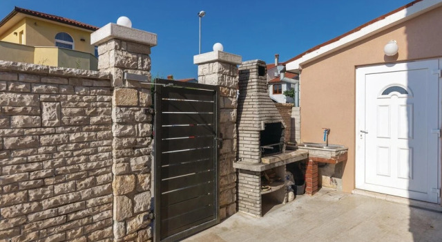 Beautiful Home in Pula With Wifi and 2 Bedrooms, Rezervovat Hotel Hotely v Veli Vrh s parkováním, Parkování