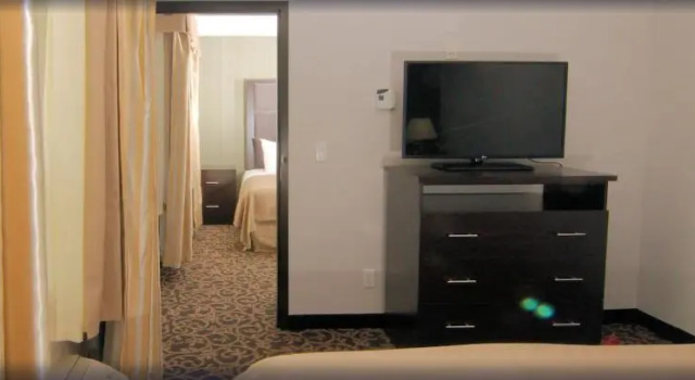 Люкс Paradise Inn and Suites Redwater