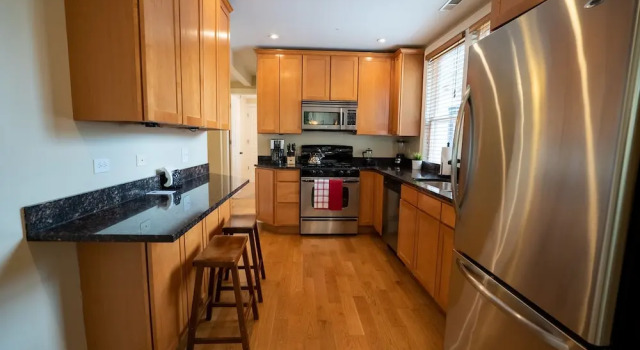 Люкс Deluxe Old Town Suites Operated by Roscoe Village Guesthouse
