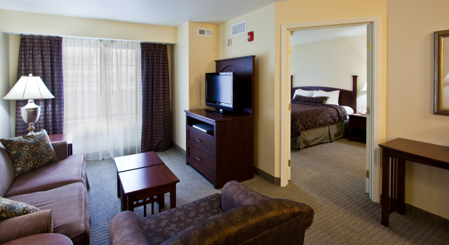 Staybridge Suites Lansing-Okemos by IHG, Buchen Sie Hotel Okemos Michigan