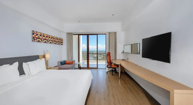 Двухместный номер Standard с балконом и с видом на море Holiday Inn Express Haikou West Coast by IHG
