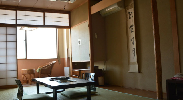 Yadoya Tsubaki, Book Guesthouse  