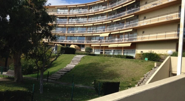 Studio in Saint-laurent-du-var, With Pool Access, Enclosed Garden and