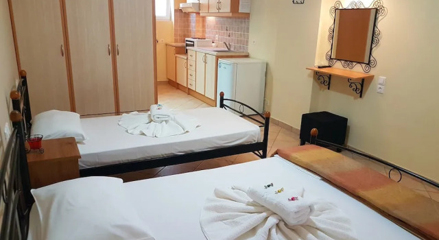 Студия Economy Marathon Studios & Apartments