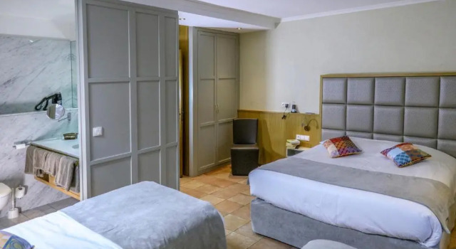 Четырёхместный номер Superior Logis Auberge Les Murets Hotel Restaurant Spa