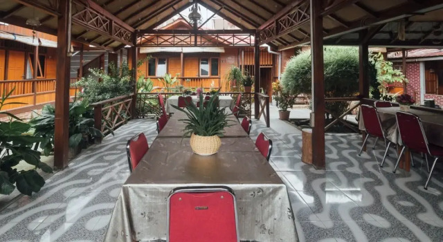 Crecia Guest House by OYO Rooms, Rezervovat Penzión Hotely v Maluku s parkováním, Parkování