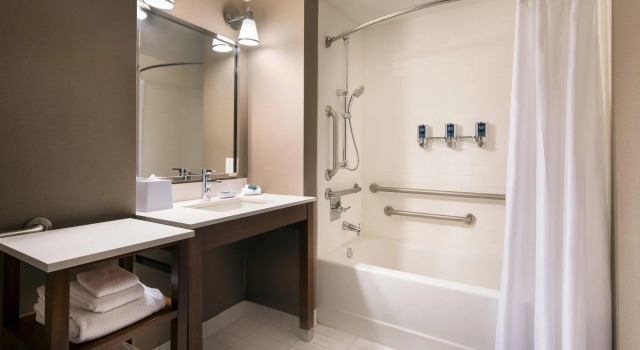 Четырёхместный номер Standard с видом на поле для гольфа Four Points By Sheraton At Phoenix Mesa Gateway Airport