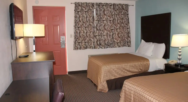 Четырёхместный номер Deluxe Sterling Inn near IAG Airport