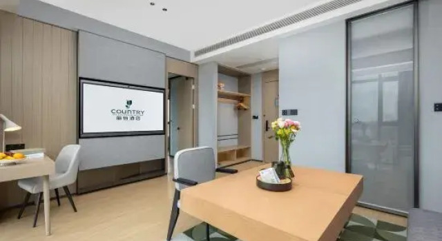 Люкс Deluxe Country Inn & Suites by Radisson Hotel (Suzhou Zhangjiagang Jiyang Lake Mambat Plaza)