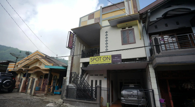 OYO 2327 Dome Hotel, Book Hotel Hotels in Sapikerep with Parking, Parking