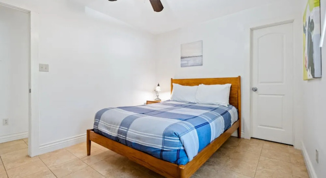 Screened-in Porch Walkable to Soco, Book Hotel Austin Greater Austin