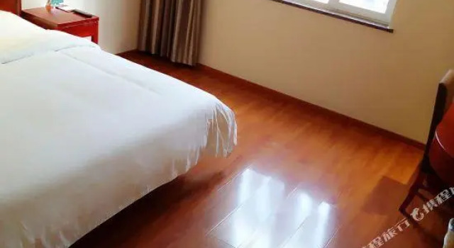 Двухместный номер Deluxe GreenTree Inn Beijing International Studies University Dalianpo Metro Station Express Hotel