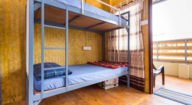 Кровать в общем номере Thoms Beach Homestay