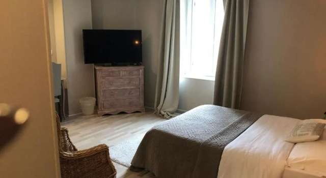 Le Chene Pendragon, Book Hotel  