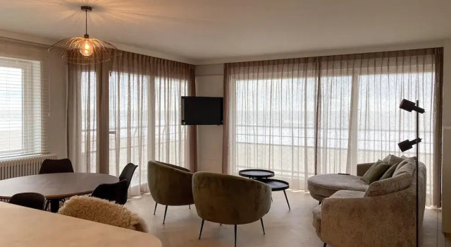 Huswell - Renovated Beachfront Apartment