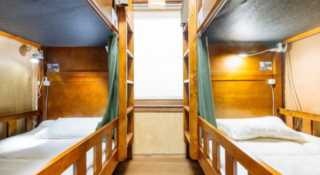 Кровать в общем номере Guest House Enishi
