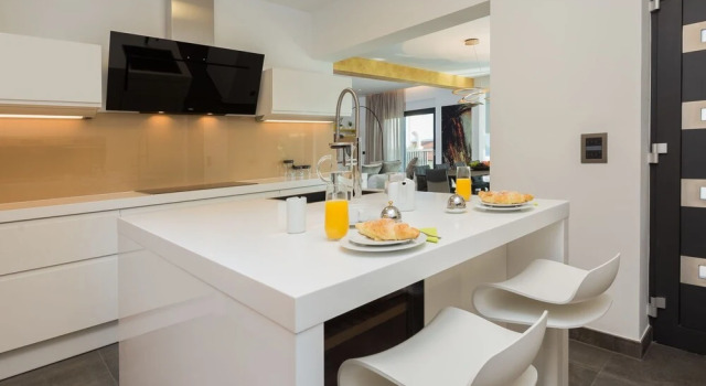 Beachfront Villa Azzurro With Pool, Rezerwuj Willa Hotele w Split-Dalmatia County z parkingiem, Parking