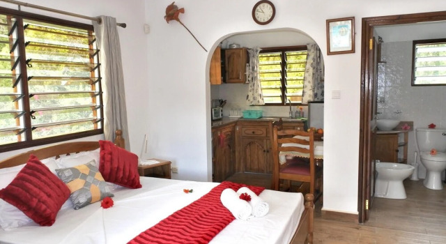 Studio in Mahe, With Wonderful sea View, Furnished Terrace and Wifi -, Book Apartment Hotels in Mahe with Parking, Parking