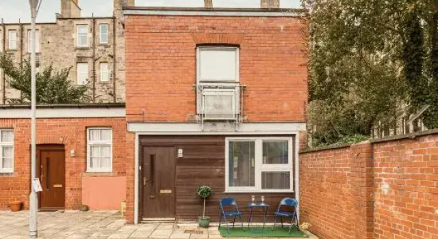 Unique 1 Bed house with Private Parking, Забронировать Отель Эдинбург Midlothian, рядом с Trinity House