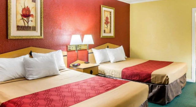 Четырёхместный номер Standard Econo Lodge Topeka Blvd.
