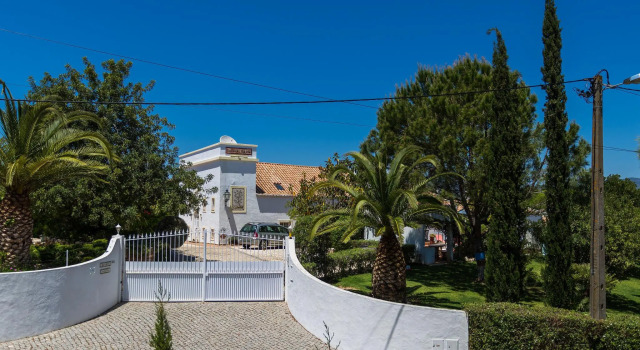 Коттедж Gorgeous Holiday Home With Swimming Pool