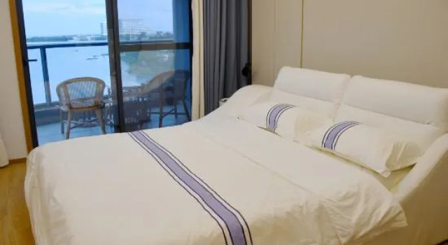 Люкс с 4 комнатами с балконом и с видом на море Tianxiaxi Seaview Hotel Apartment (Beihai Yintan)