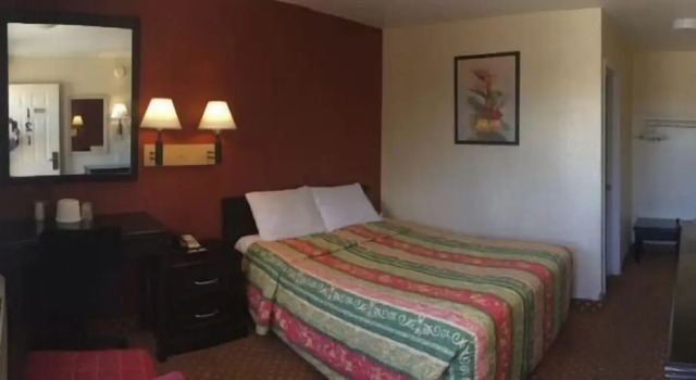 Четырёхместный номер Standard Hilltop Inn & Suites