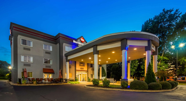 Best Western Plus Newport News Inn & Suites, Varaa Hotelli Hotellit Minnesota pysäköinnillä, Pysäköinti