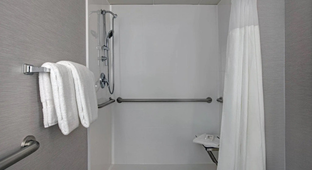 Четырёхместный номер Standard Courtyard Chicago Elmhurst/Oakbrook Area