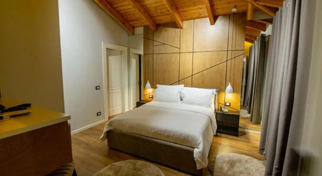 Tree Hotel, Забронировать Отель Отели Корчи с завтраком, Завтраки
