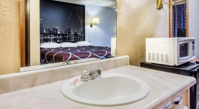 Suite Super 8 by Wyndham Sullivan