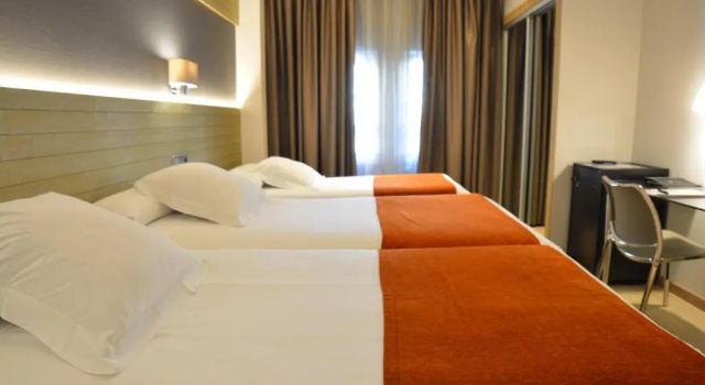 Трёхместный номер Standard Hotel Avenida