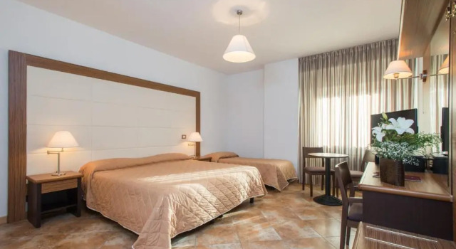 Трёхместный номер Standard Royal Hotel