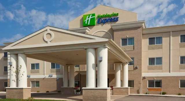 Кровать в общем номере Holiday Inn Express Devils Lake by IHG